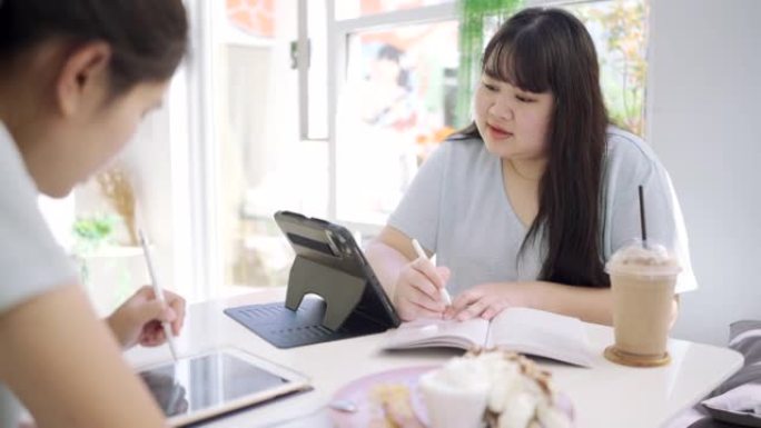 教学视频通话大型建立女性在线学习的信心。