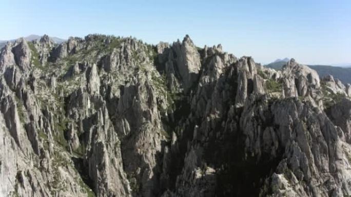 北加州城堡峭壁的空中崎岖悬崖