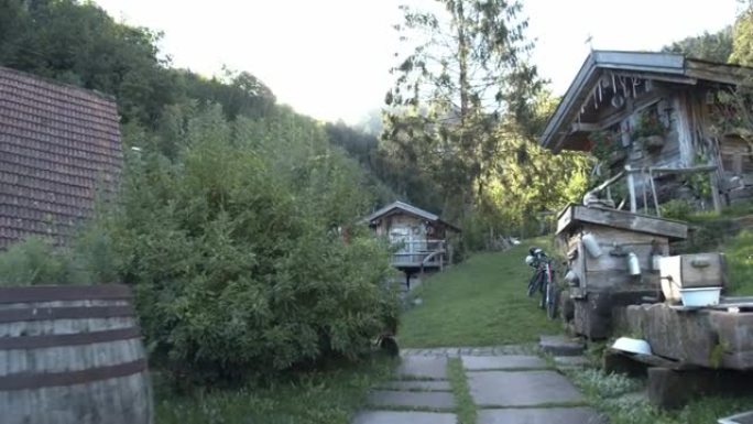 坐在山间小屋外的三辆山地自行车的详细照片