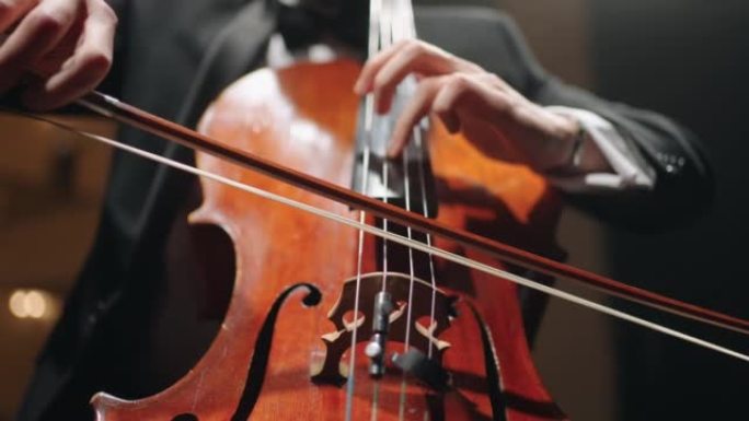 大提琴手正在音乐厅，特写镜头，彩排或交响乐团音乐会上演奏大提琴