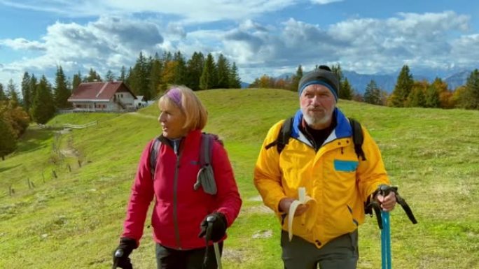老年夫妇在山里徒步旅行和交谈
