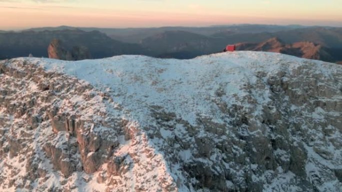 雪山山脊、山顶和绿色山谷的空中风景