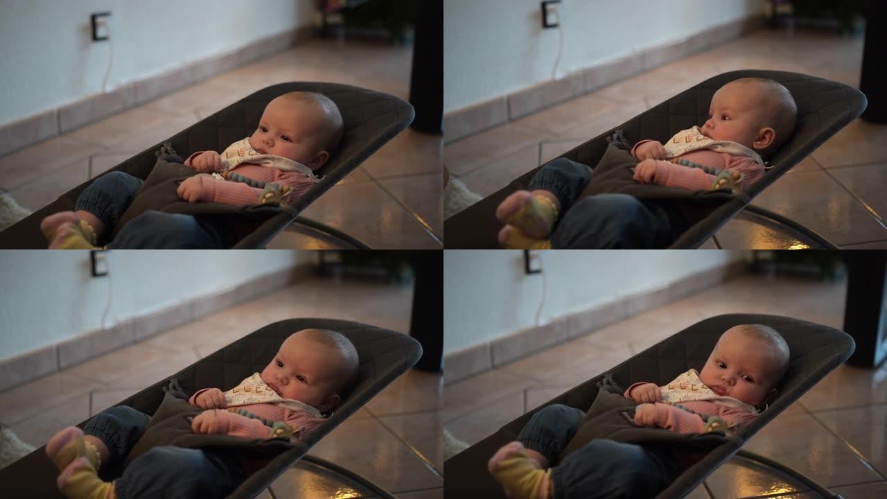 新生婴儿平静地坐在弹力椅上