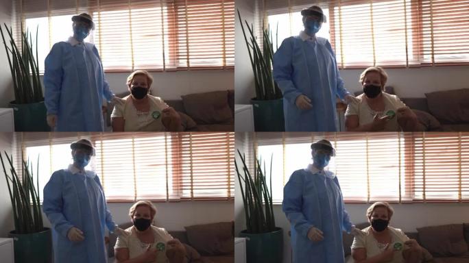在家中的医生和病人的肖像，使用 “fui vaginado' (已接种疫苗)” 的戴口罩的高级妇女