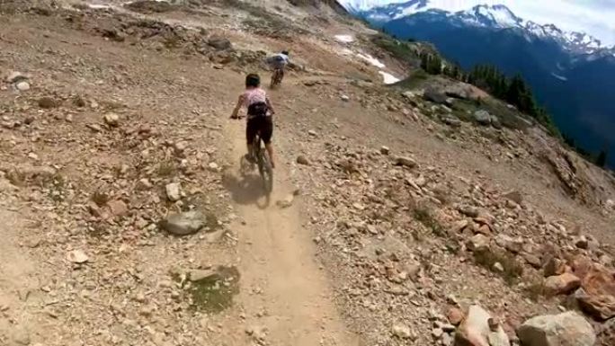 从高山下降的女性山地自行车手的第一人称视角
