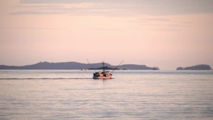 黄昏时在海湾上的一艘渔船的详细照片