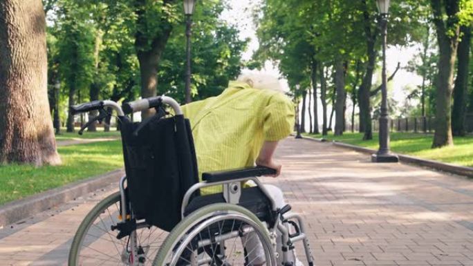 受伤的妇女试图从轮椅上站起来，康复期间，健康