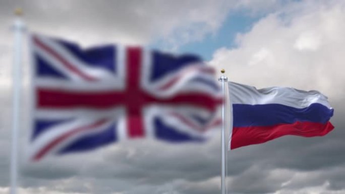在多云的天空下，英格兰和俄罗斯的旗帜