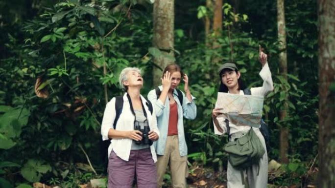 快乐的徒步旅行者家庭探索大自然中的野生动物