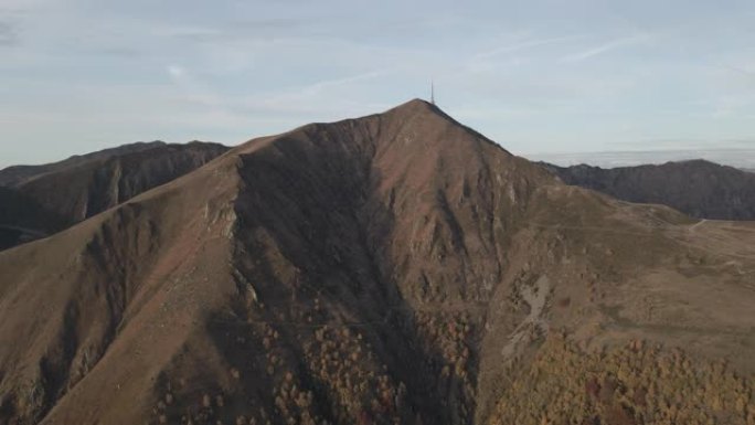 空中无人机在日落时拍摄了秋天的大山脉