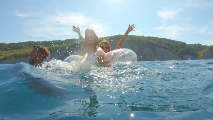 SLO MO POV女性朋友坐在大海中的巨型浮标上