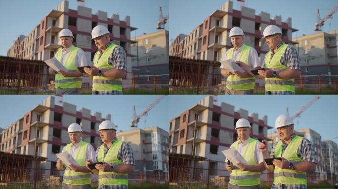 两名工程师在建筑工地上讨论项目，一名在日落时戴着头盔的工人