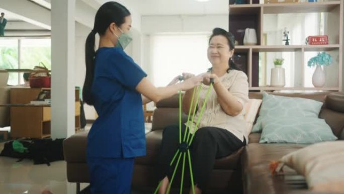 亚洲高级女性在家在治疗师医生的支持下做理疗师