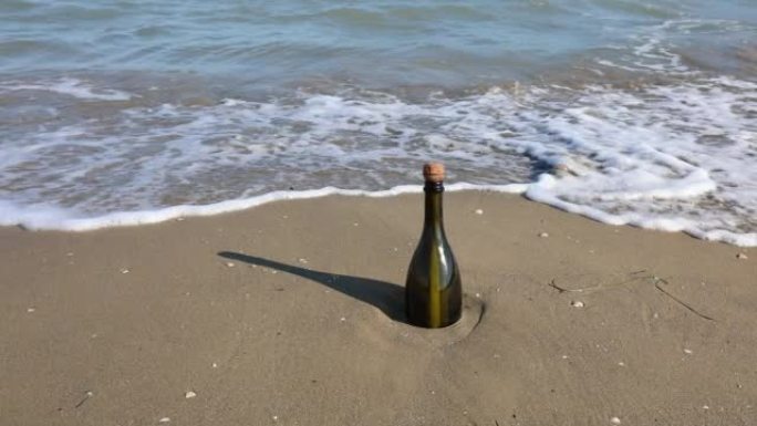 海边有秘密信息的瓶子