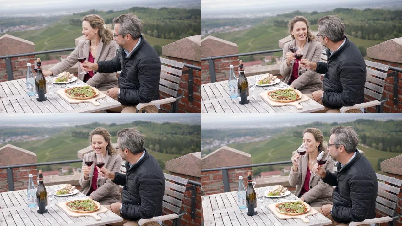 男人和女人在野餐桌上享受葡萄酒