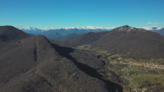 早春拍摄山区山谷的空中无人机