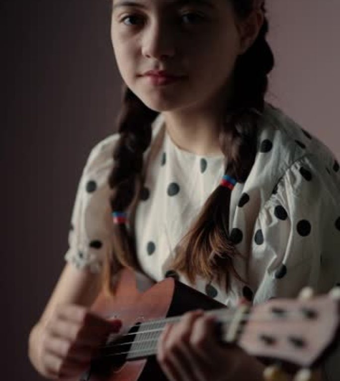 练习吉他的少女