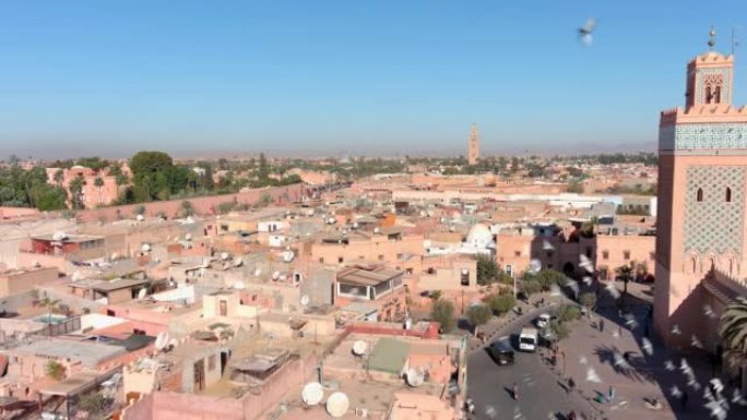 摩洛哥马拉喀什城市和清真寺的鸟瞰图，库图比亚，2022