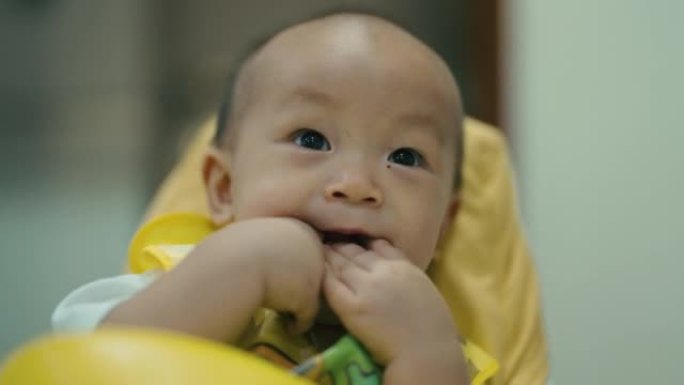 CU: 可爱的男婴 (6-11个月) 看着相机笑