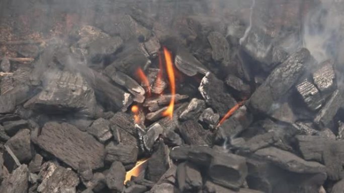 烧烤炉上燃烧着火烧的热木炭