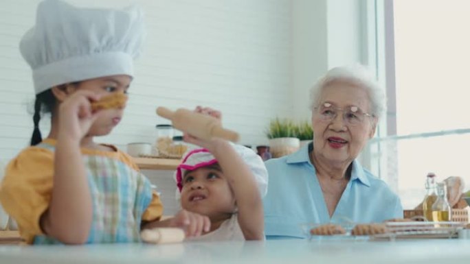 奶奶带着两个小孩，女孩在家准备一起做面包的配料