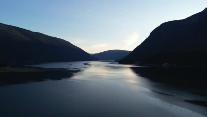 山湖宁静时刻的空中风景