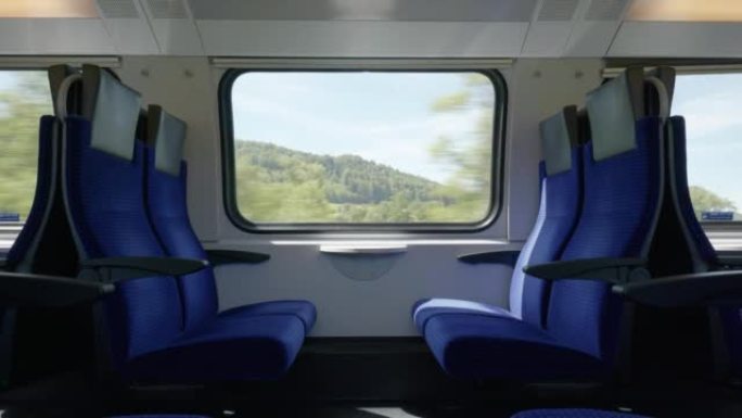 有空座位或长凳的移动火车。内部视图，将景观移出窗户，实时，没有人。瑞士SBB欧洲公共列车