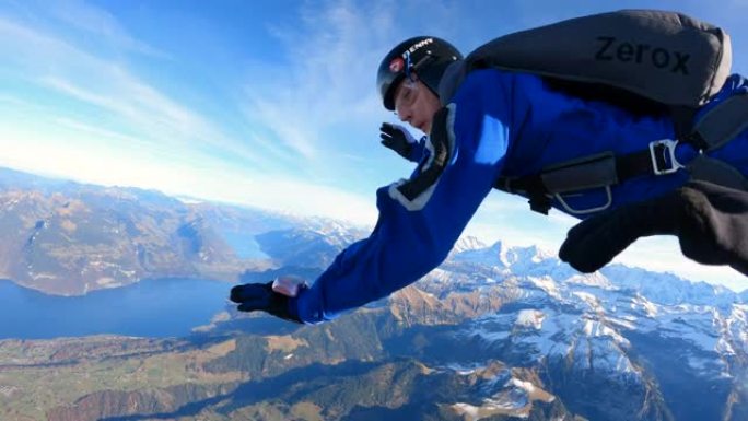 跳伞运动员在山脉景观上方滑行