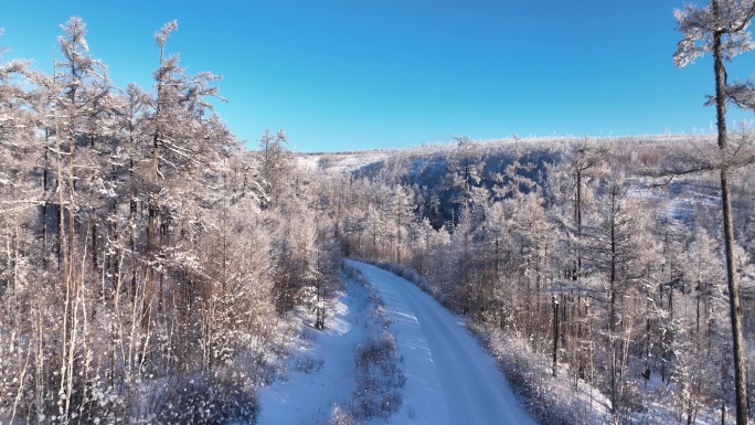 航拍林海雪原雪林山路