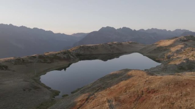 日落时高山湖的空中无人机视图