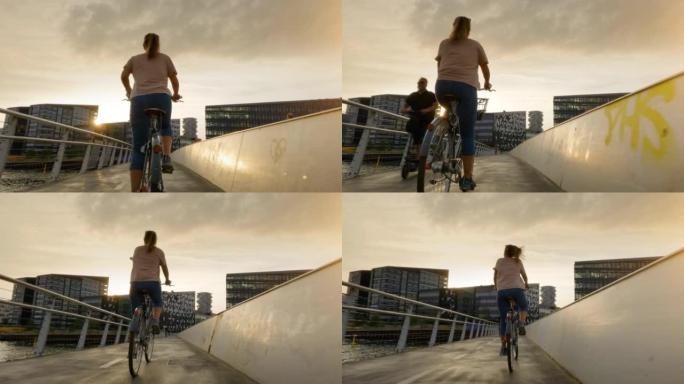 哥本哈根骑城市道路城市自行车的女人
