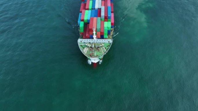 从定制集装箱仓库运送集装箱的智能货船前的天线前往蓝天背景上的海运概念货运服务。货运代理桅杆