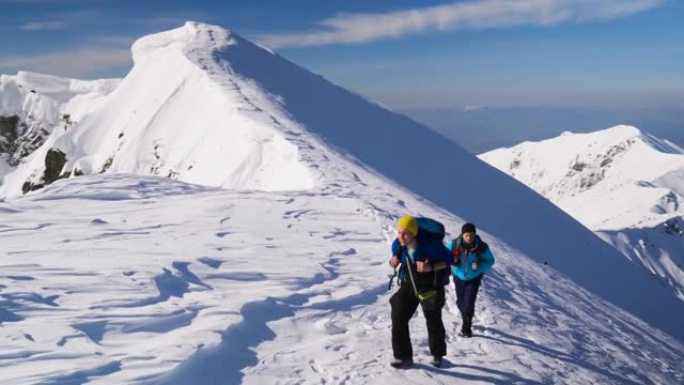 登山朋友升雪，走向山顶