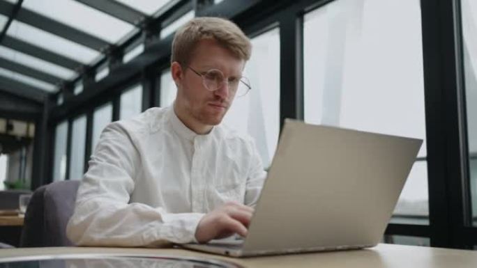 细心的千禧一代男性经理员工检疫时间忙于远程工作从家庭电脑在企业网络中学习文件