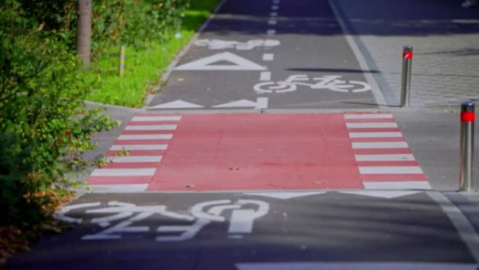 车道附近的自行车道，高速公路。自行车道路径。自行车道。自行车道。