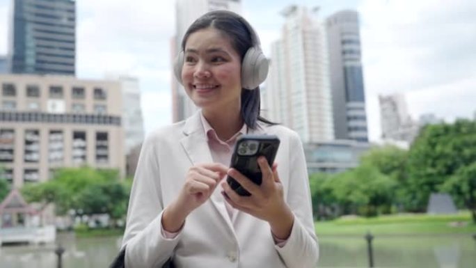 慢动作，上班族妇女下班后，在大城市通过耳机听音乐放松。