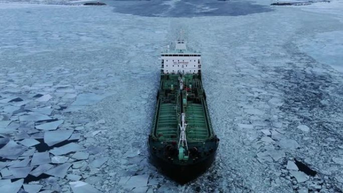 货船在冰冷的海水中航行，碎冰