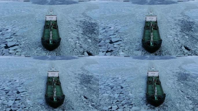 货船在冰冷的海水中航行，碎冰