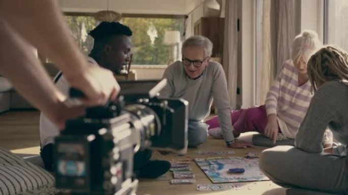 摄像机记录不同的家庭，非裔美国儿童一起玩棋盘游戏