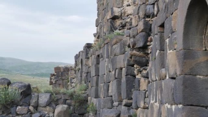 一座残破的古城堡的废墟，由石块组成，幸存至今。在亚美尼亚的安贝德古老堡垒存在的许多世纪中，这些城墙部