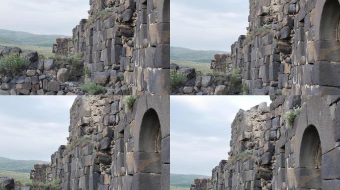 一座残破的古城堡的废墟，由石块组成，幸存至今。在亚美尼亚的安贝德古老堡垒存在的许多世纪中，这些城墙部