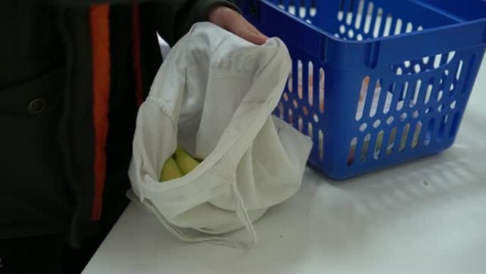 在杂货店里不用塑料袋购物。可重复使用的布袋