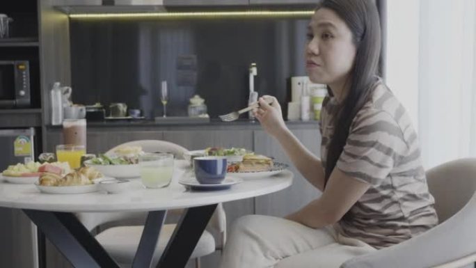 亚洲女性吃沙拉吃东西吃饭就餐