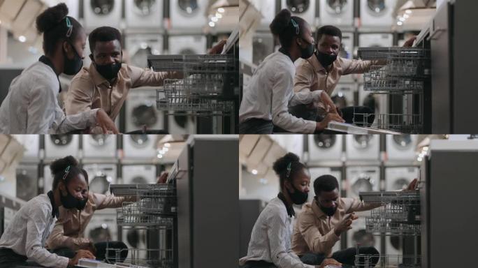 非裔美国人在家用电器商店选择洗碗机，在冠状病毒大流行期间购物