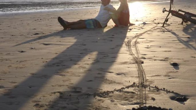 从石头心过去，夫妇在海滩上放松，骑自行车