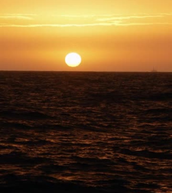 波涛汹涌的大海上的日落，船上有大海的海浪