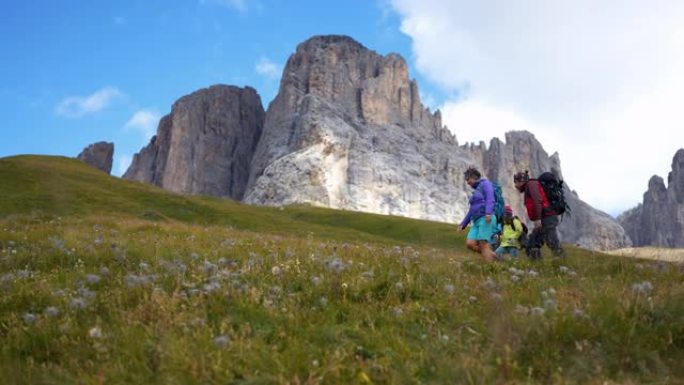 带孩子的家庭在多洛米蒂徒步旅行: 户外冒险