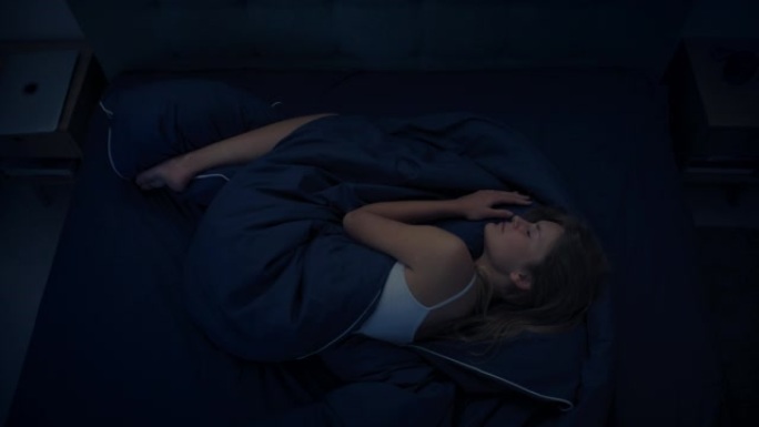 躺在床上的女人因失眠和噪音而无法入睡