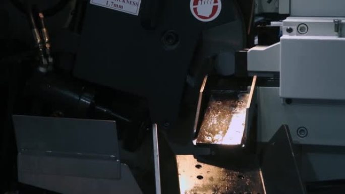 工业工厂毛坯的工业金属加工切割过程视频