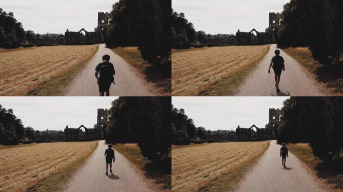 一个夏天，小男孩独自走在一条小径上，走向一座破旧的修道院。